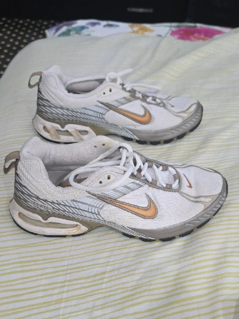 Nike Women’s White and Metallic Gold Athletic Sneakers 7.5 Used Very Good - Picture 7 of 9